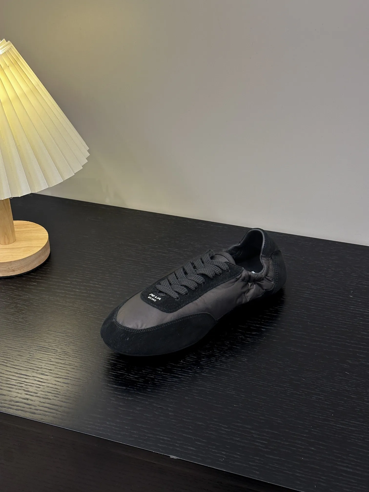 👟👟Ex-factory price 420👟👟 💠𝐏𝐑𝐀𝐃𝐀#Prada catwalk style lightweight thin-soled new moral training shoes casual shoes💠 outsole molded TPU❣️not made of rubber! The suede upper is textured, and the inner sheepskin is wrapped, which is soft and waxy. The insole is thickened with lambskin, which is extremely comfortable to step on, has a sense of support, and feels well wrapped. The shoe shape is full of wrapping, light, easy to wear, and practical. It is a casual shoe that makes you taller and longer legs! White is clean and refreshing, needed all year round, and can be easily worn with skirts and trousers. Upper: imported suede/original molded fabric. Lining: sheepskin. Outsole: TPU outsole! Different from cheap rubber soles on the market! Code number: 35-40 (40 customized)